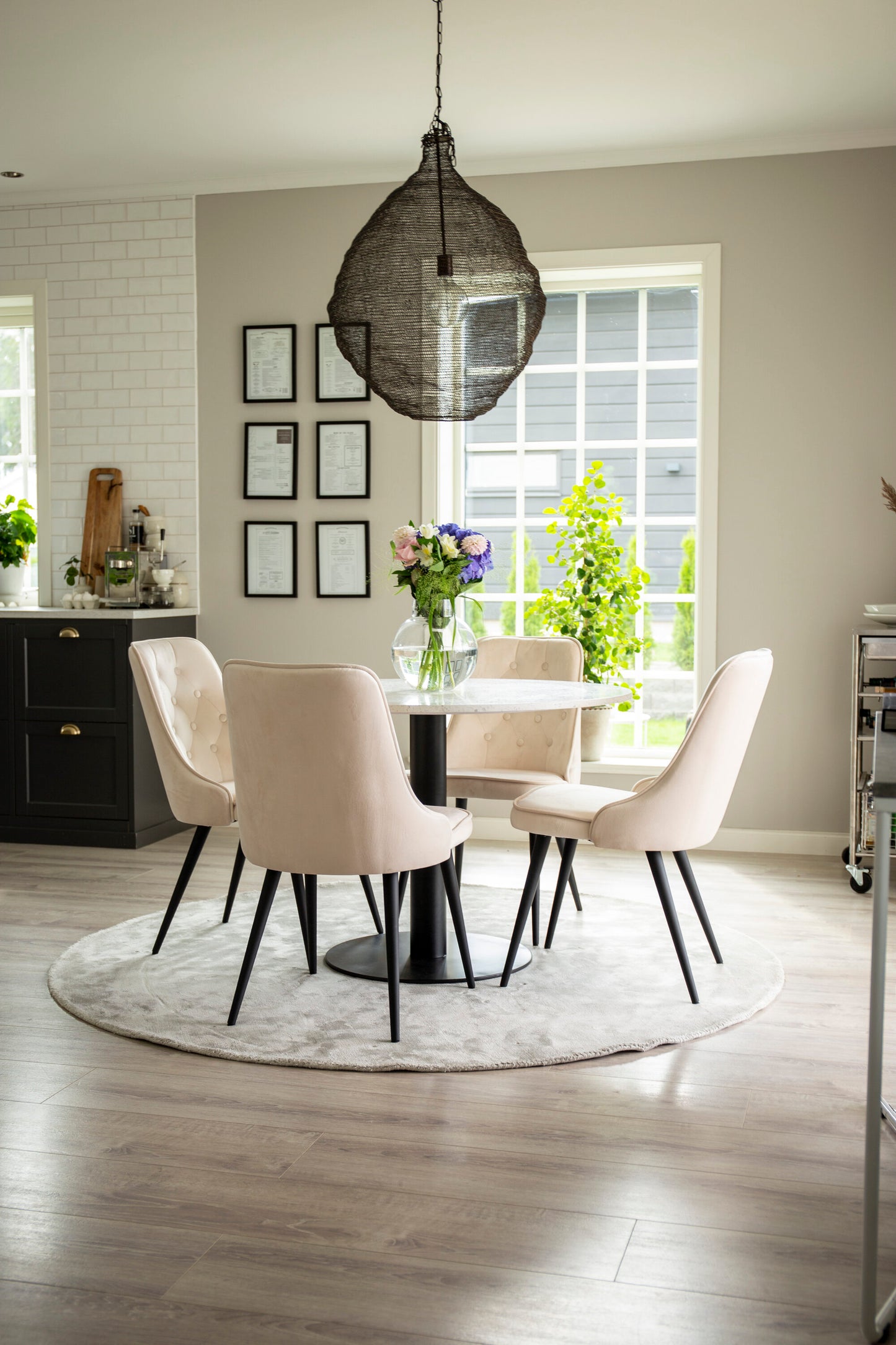 Razzia Matbord med Velvet Deluxe Stolarna Matgrupp