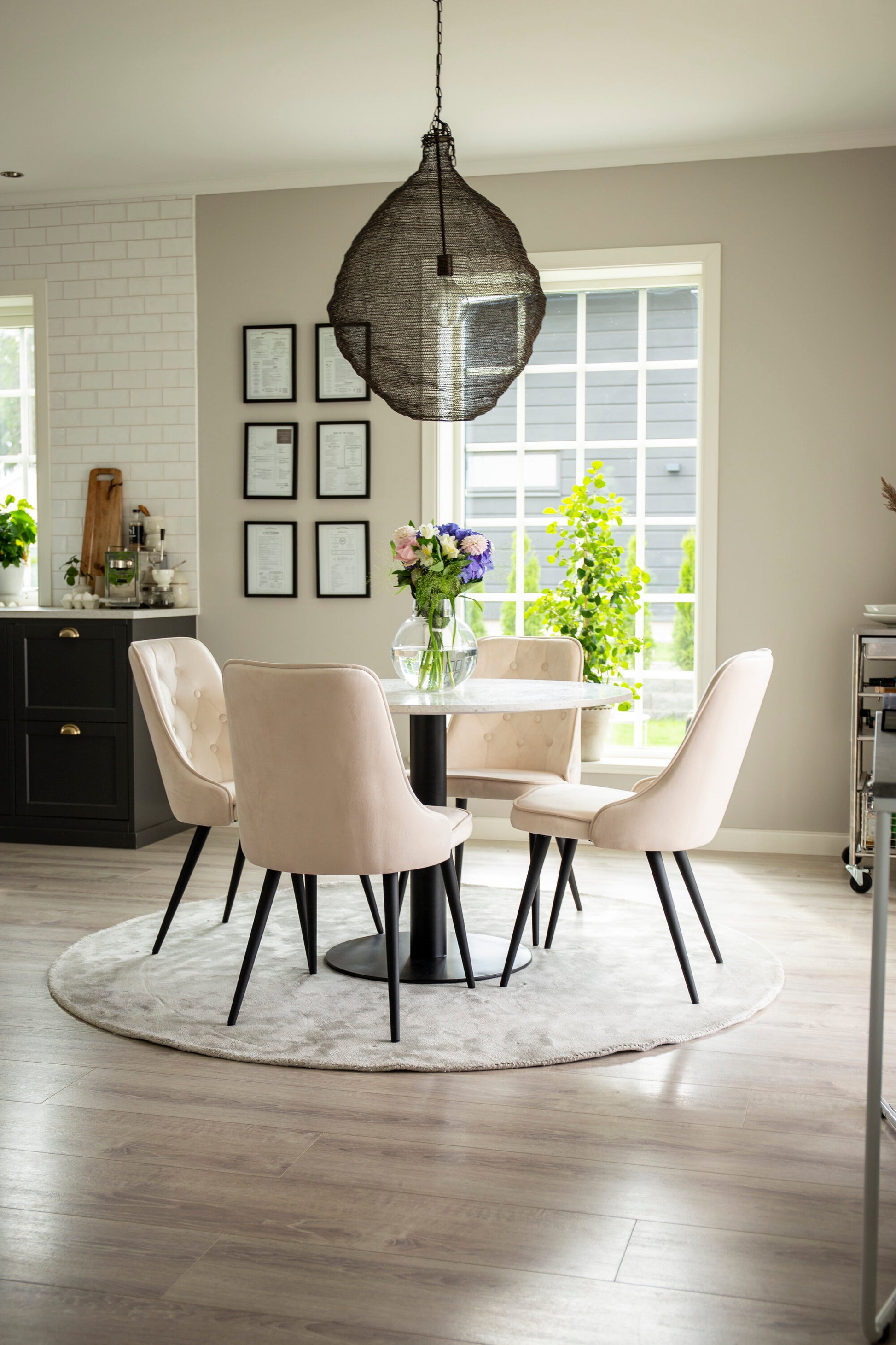 Razzia Matbord med Velvet Deluxe Stolarna Matgrupp