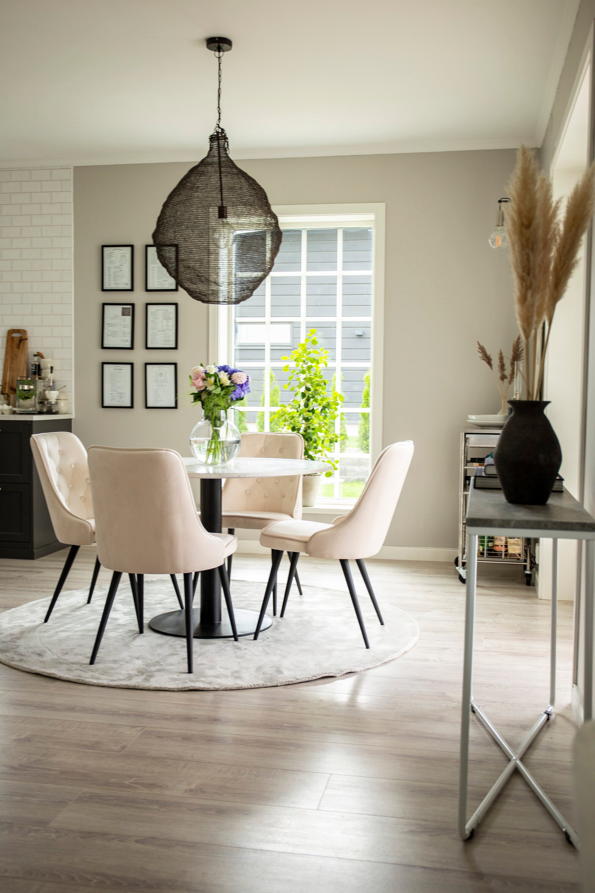 Razzia Matbord med Velvet Deluxe Stolarna Matgrupp