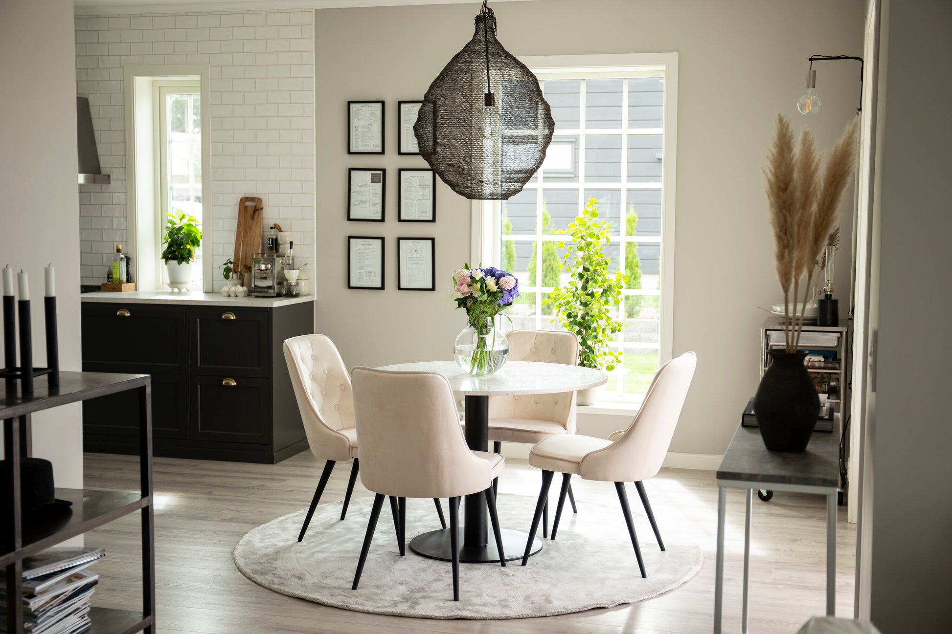 Razzia Matbord med Velvet Deluxe Stolarna Matgrupp