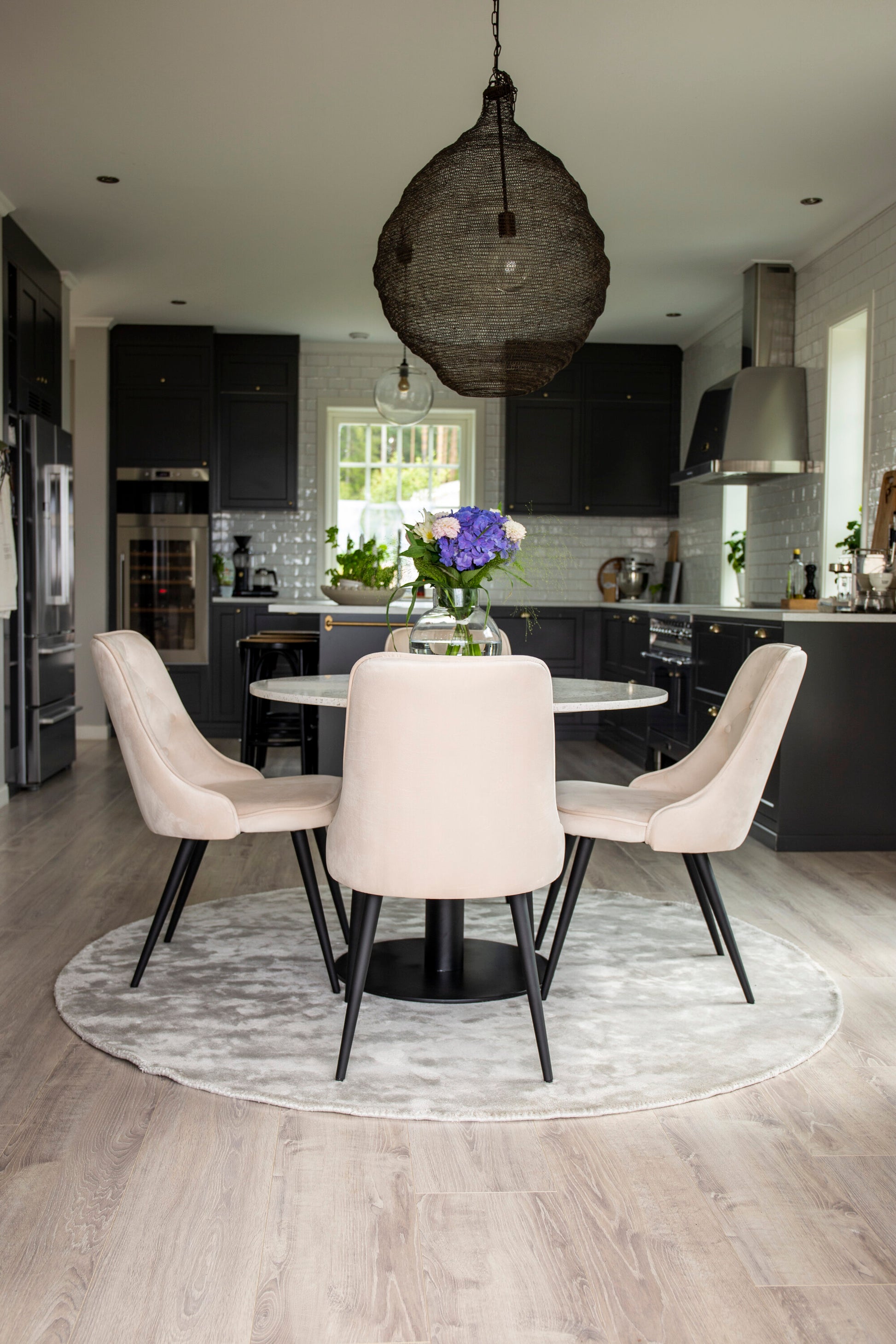 Razzia Matbord med Velvet Deluxe Stolarna Matgrupp