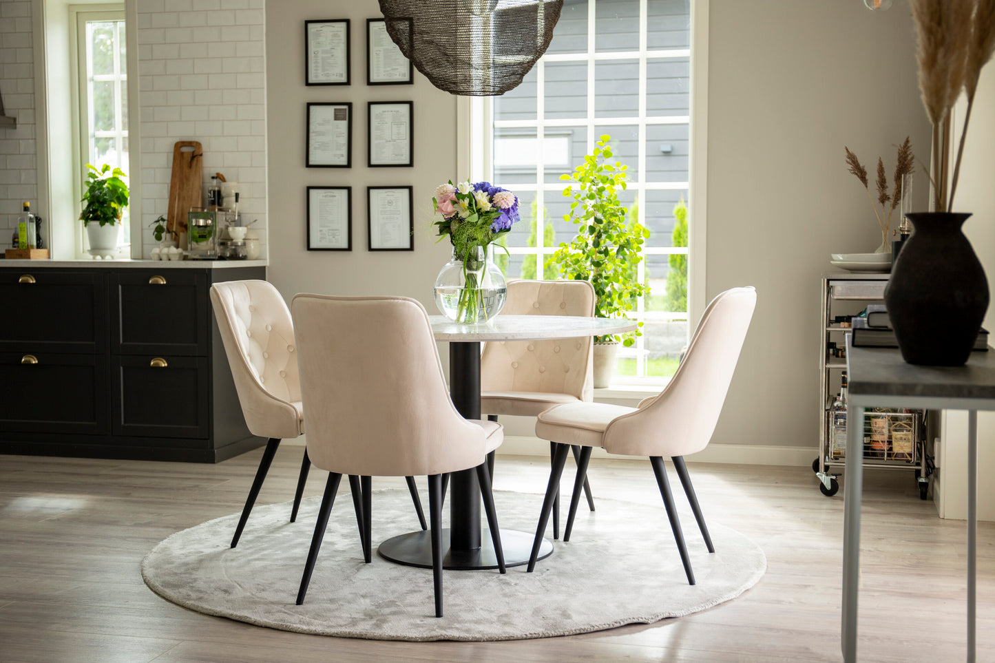 Razzia Matbord med Velvet Deluxe Stolarna Matgrupp