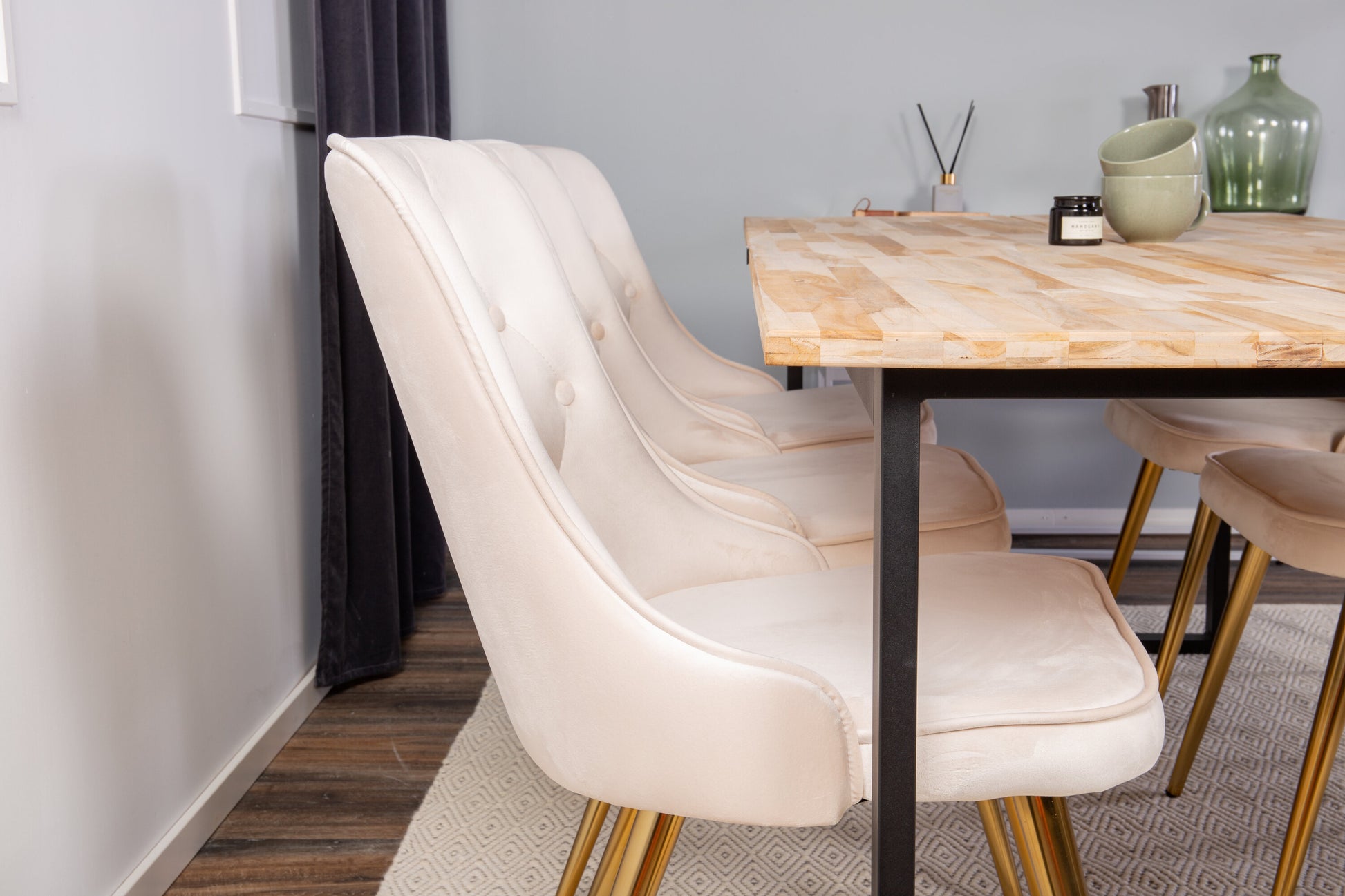 Cirebon Matbord med Velvet Deluxe Stolarna Matgrupp