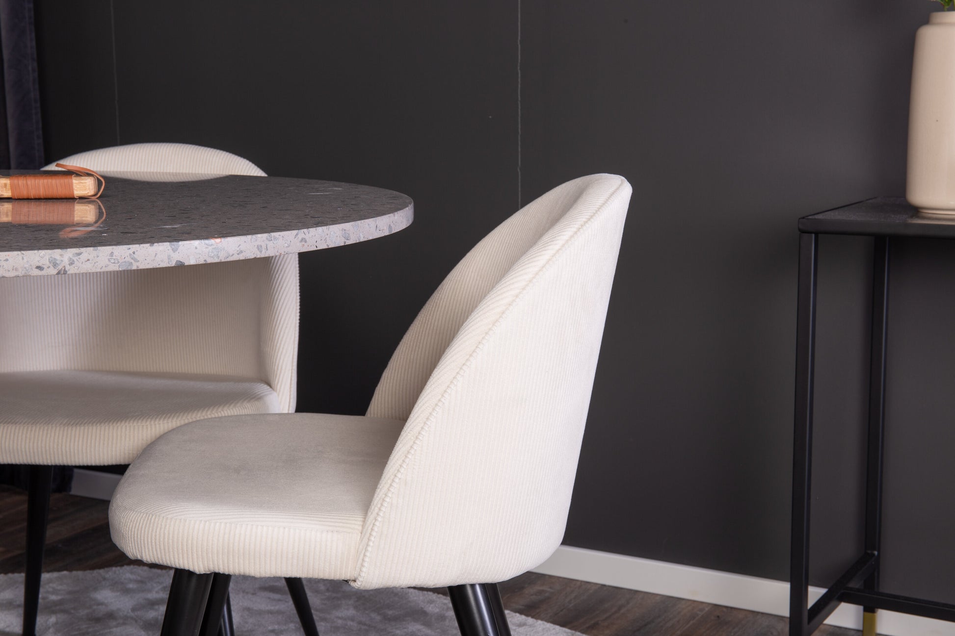 Razzia Matbord med Velvet Stolarna Matgrupp