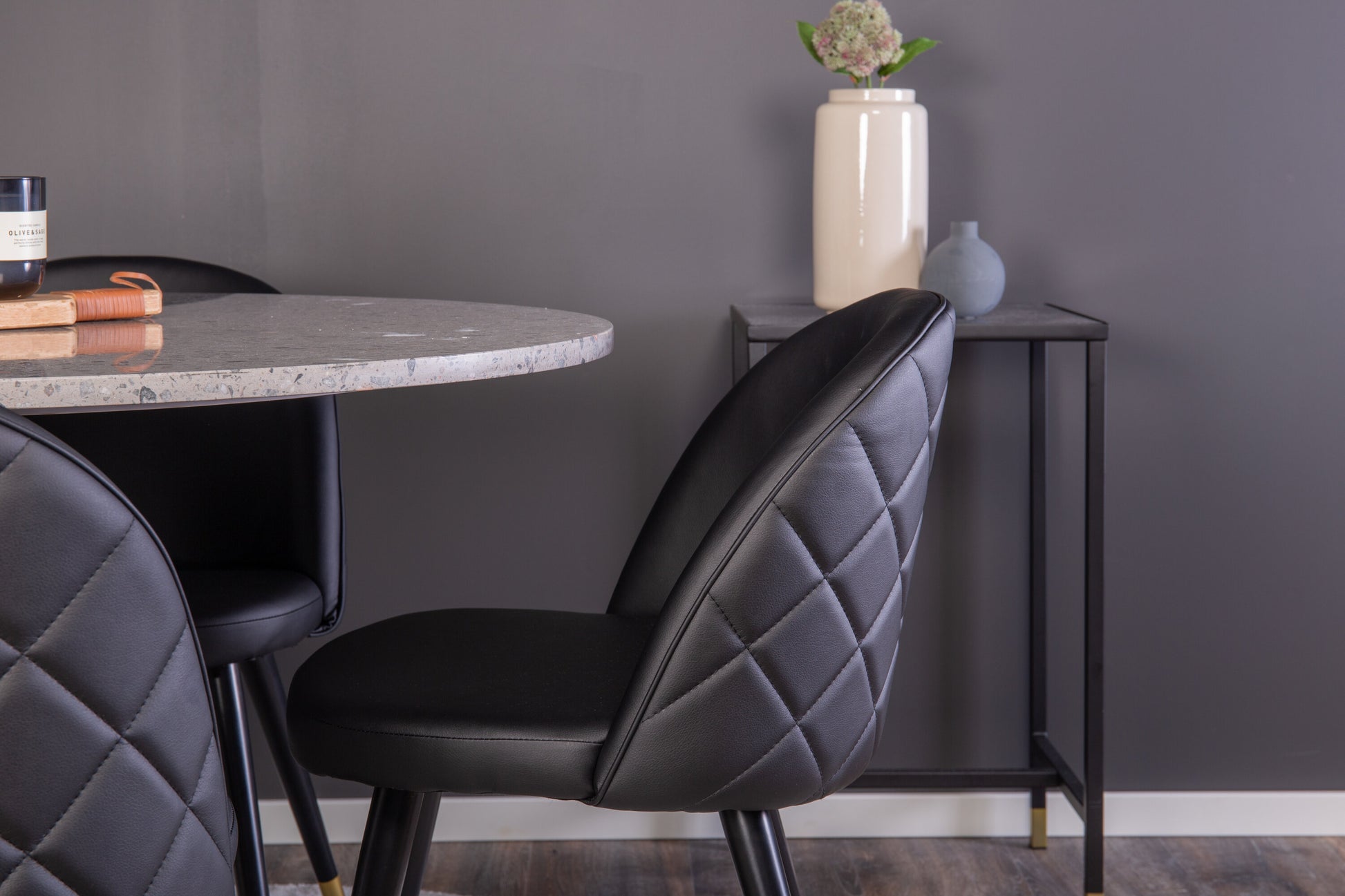 Razzia Matbord med Velvet Stolarna Matgrupp