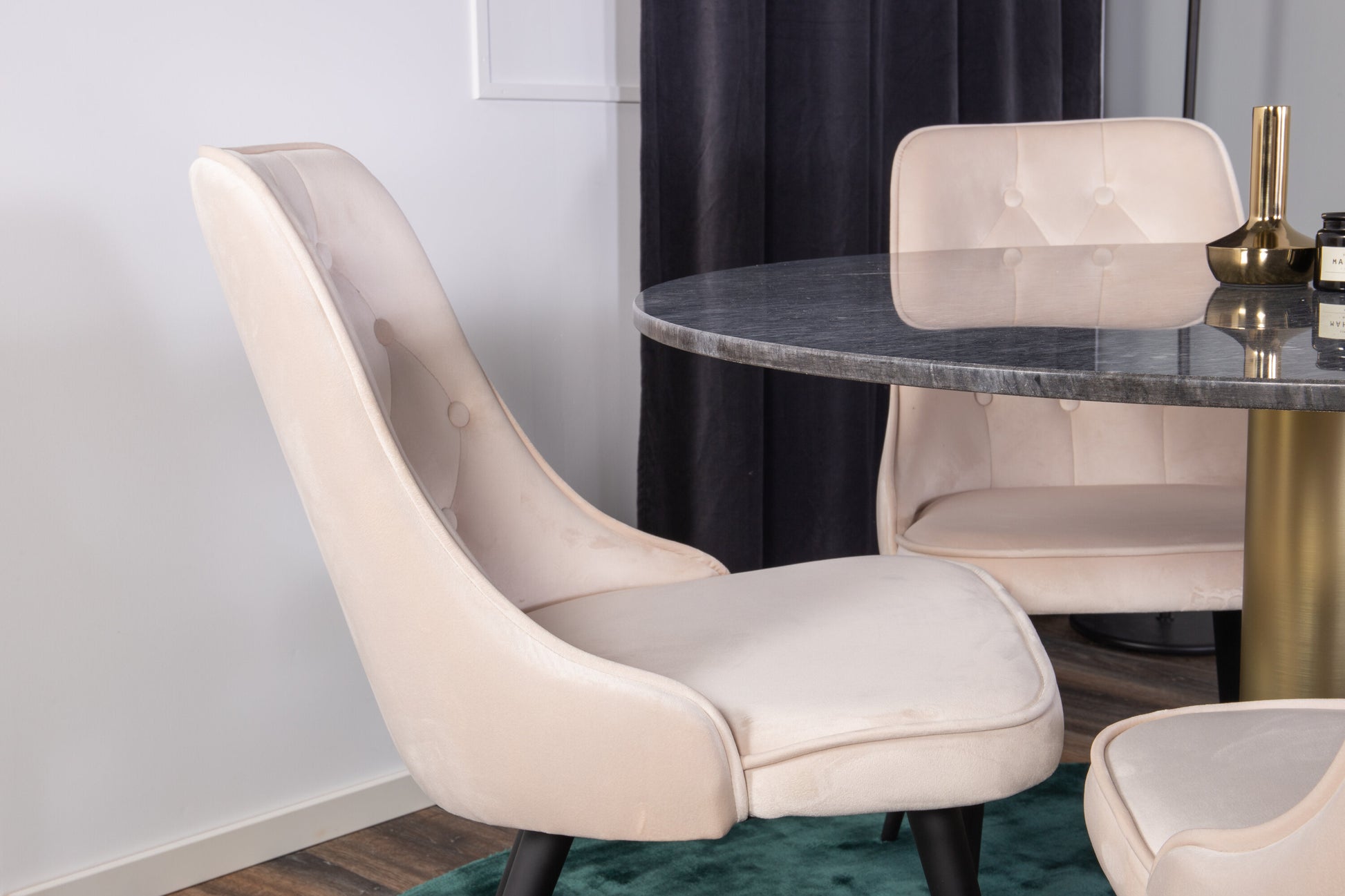 Estelle Matbord med Velvet Deluxe Stolarna Matgrupp