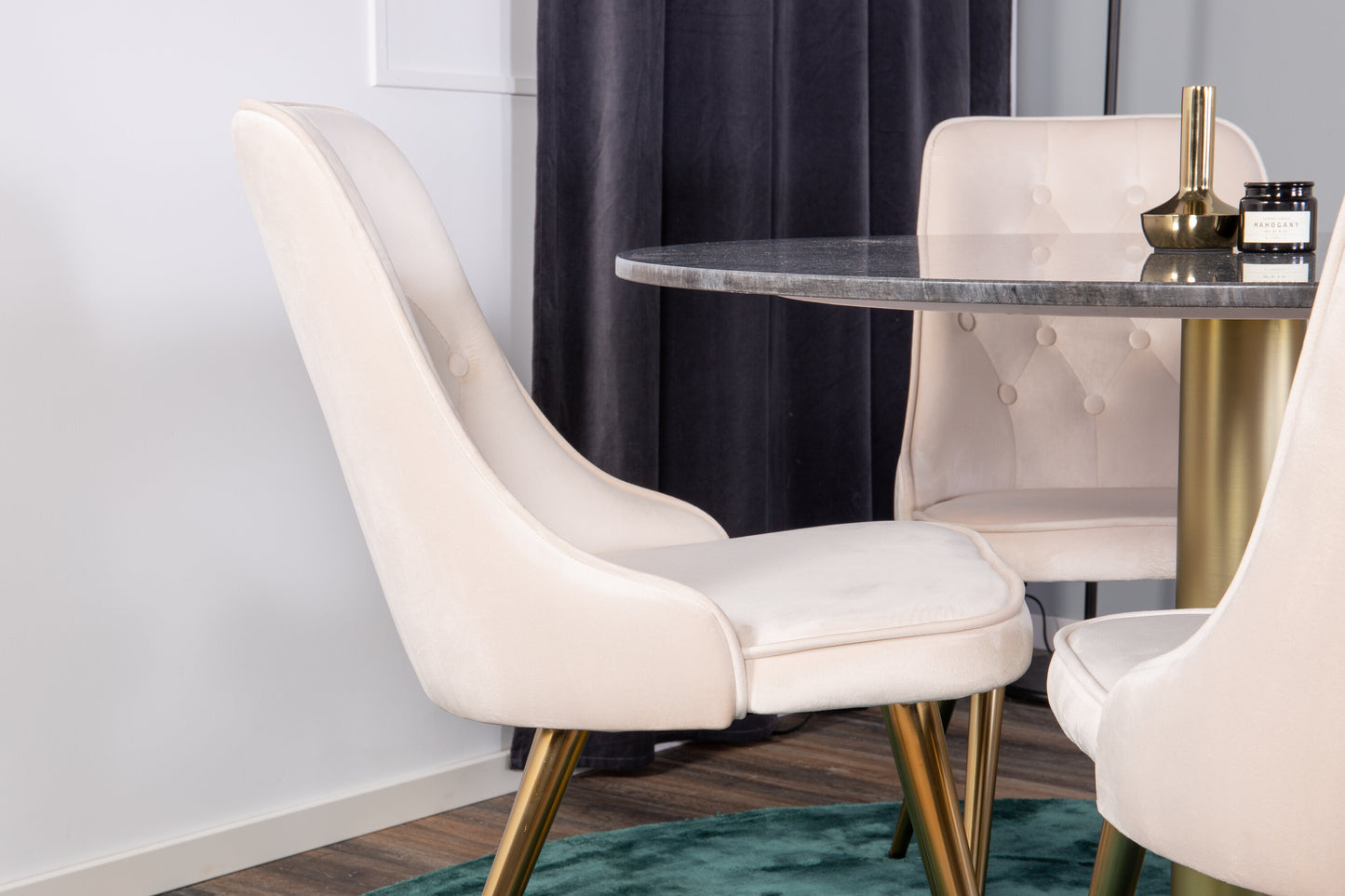 Estelle Matbord med Velvet Deluxe Stolarna Matgrupp