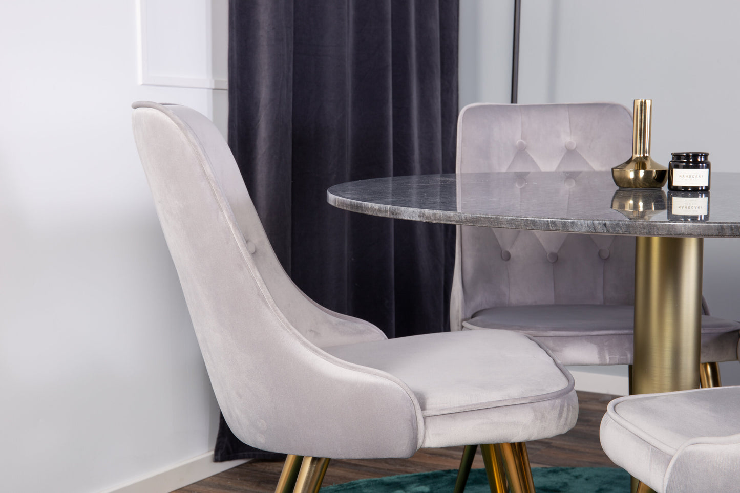 Estelle Matbord med Velvet Deluxe Stolarna Matgrupp