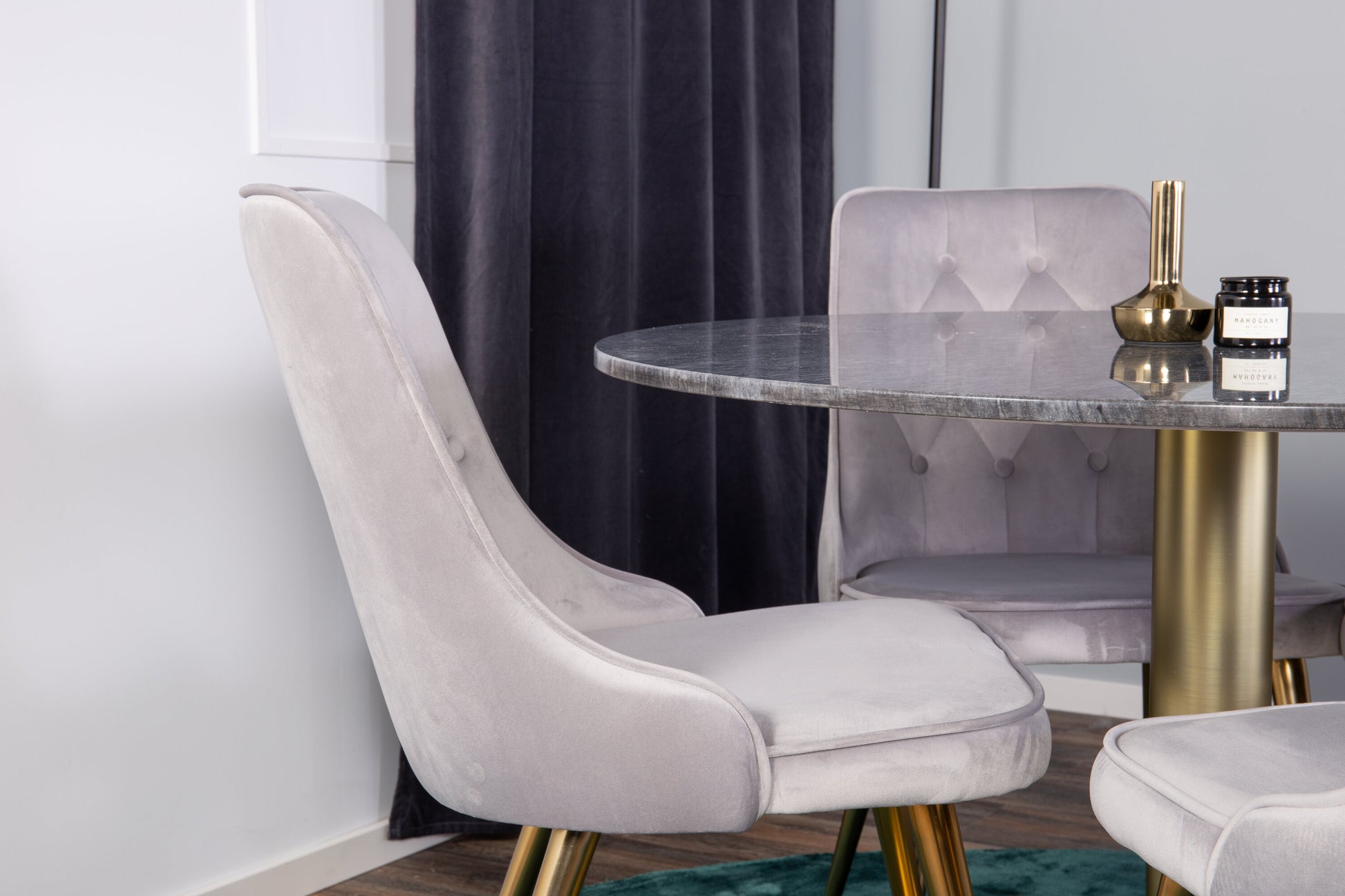 Estelle Matbord med Velvet Deluxe Stolarna Matgrupp