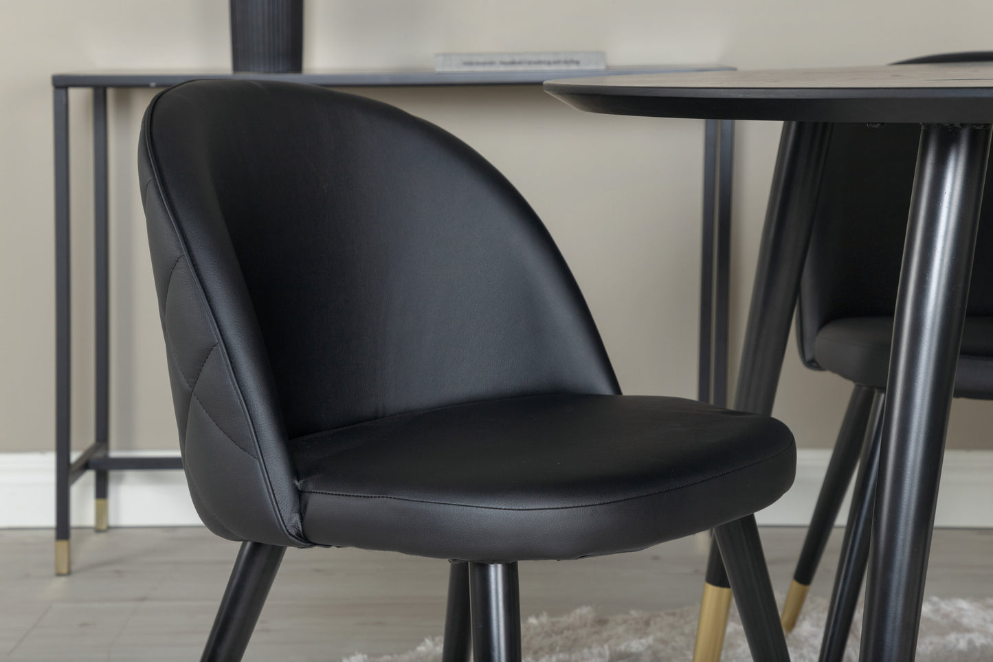 Dipp Matbord med Velvet Stolarna – Bord: ⌀115 Stol: 57x76,5x50