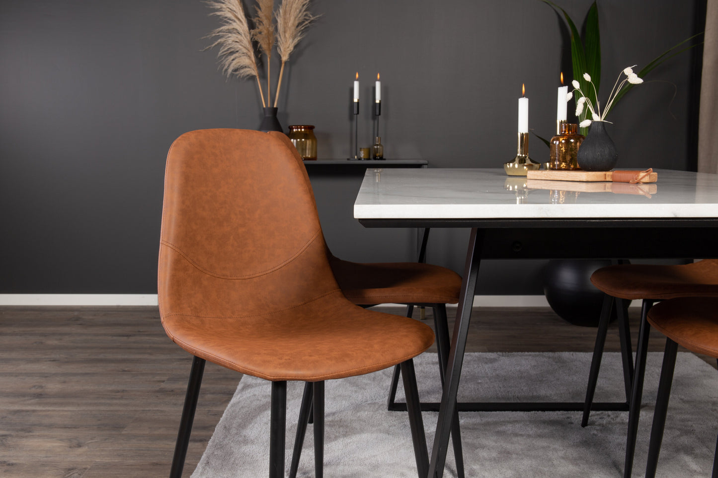 Estelle Matbord med Polar Stolarna – Bord: 74,5x140x90 Stol: 53x87x44